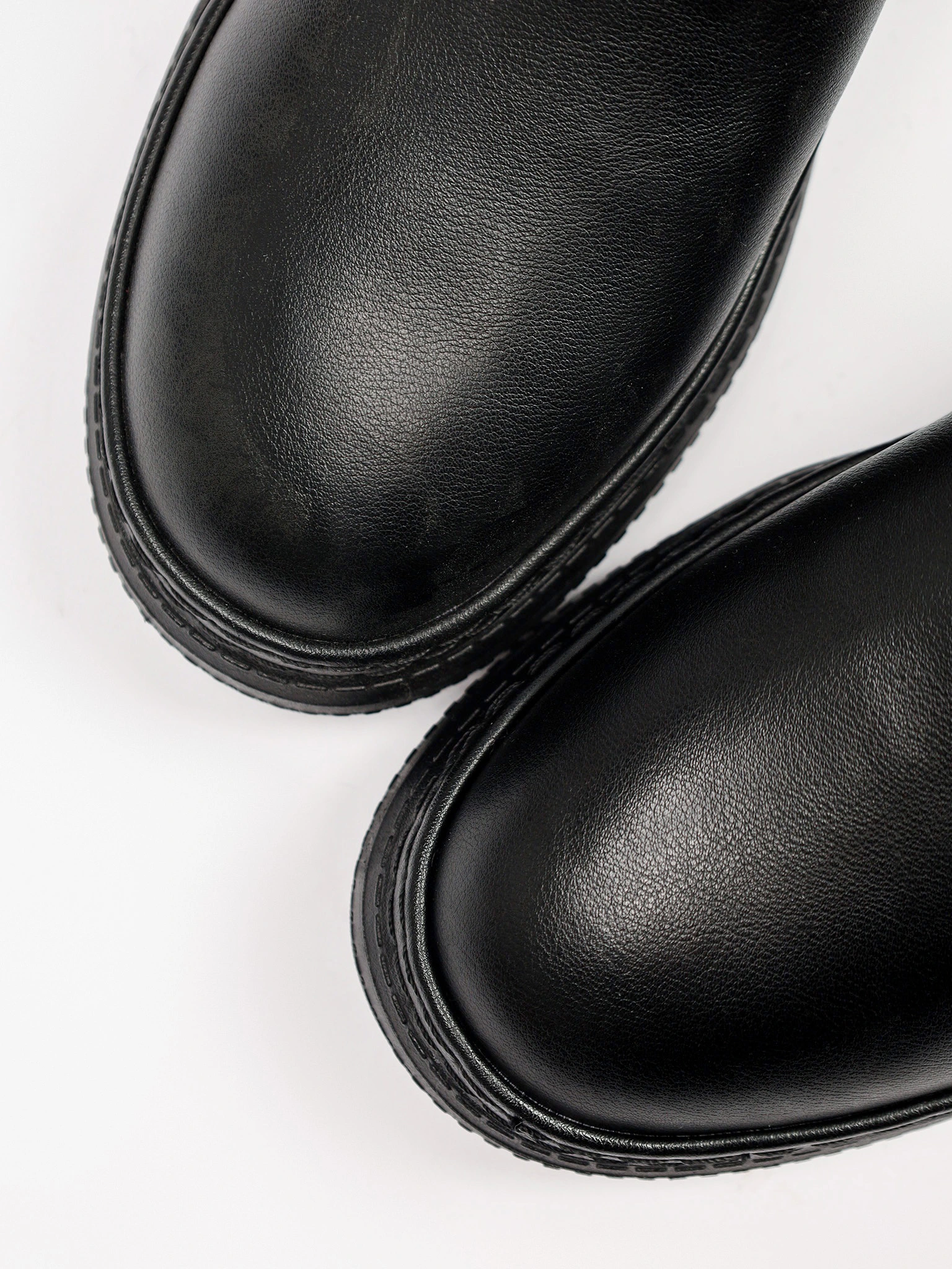 Ботинки-челси черного цвета на низкой подошве